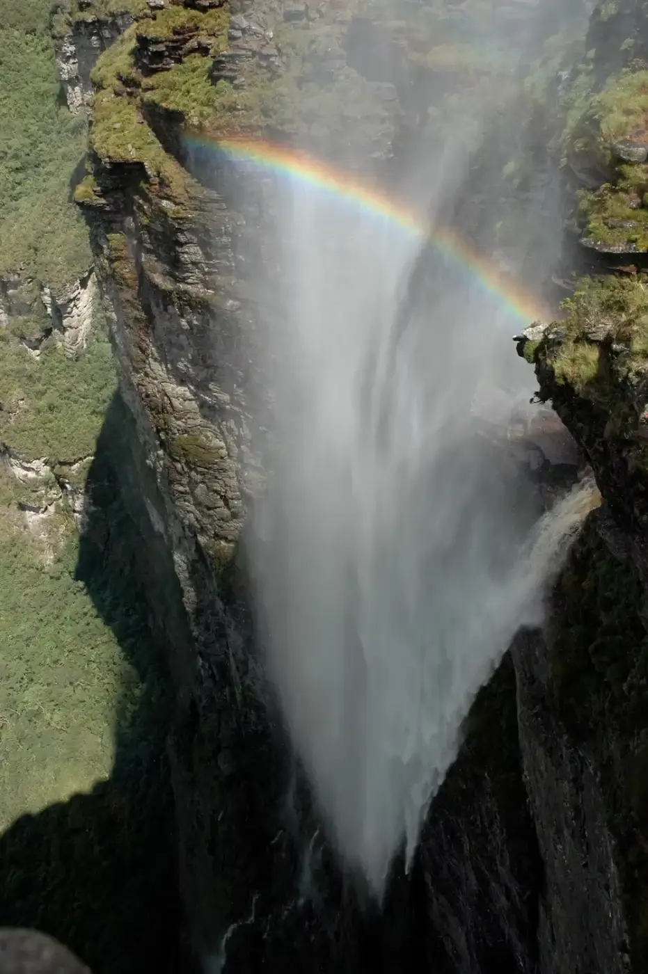 Cachoeira da Fumaça vista de cima com arco-íris na Chapada Diamantina