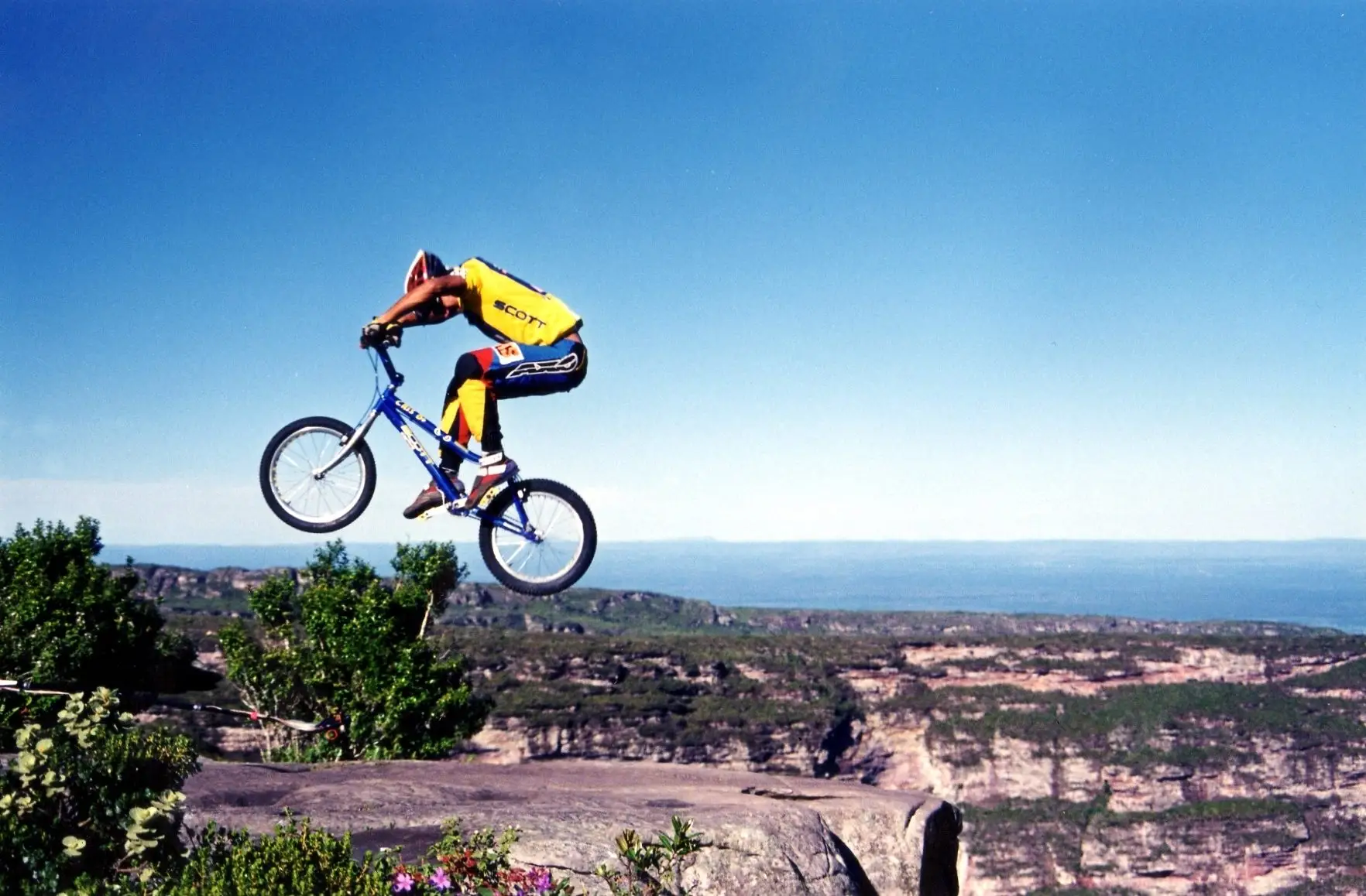 Ciclista saltando com a bicicleta sobre as serras da Chapada Diamantina
