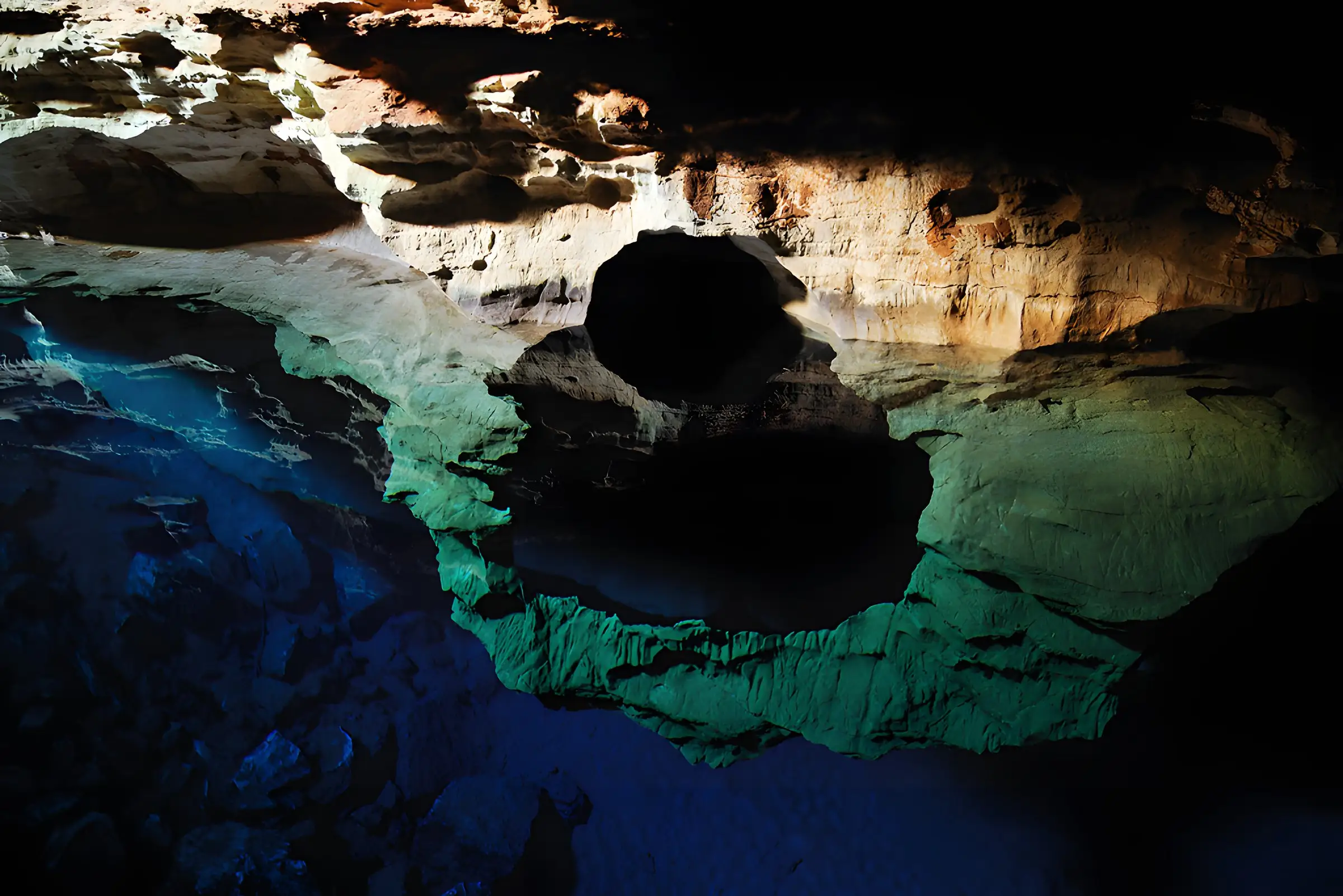 Gruta com poço de água azul-turquesa entre rochas na Chapada Diamantina