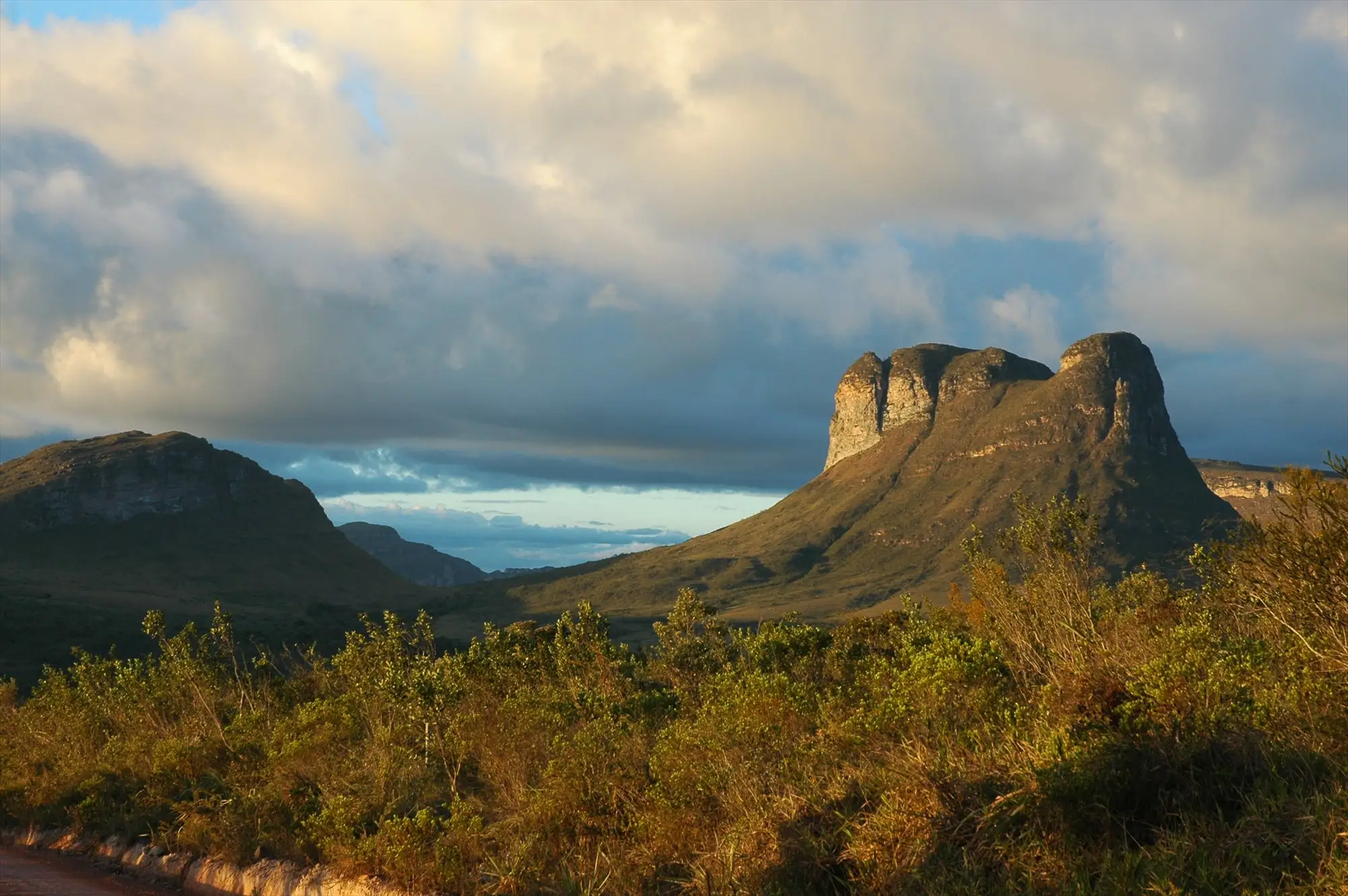 Serras da Chapada Diamantina iluminadas no fim da tarde